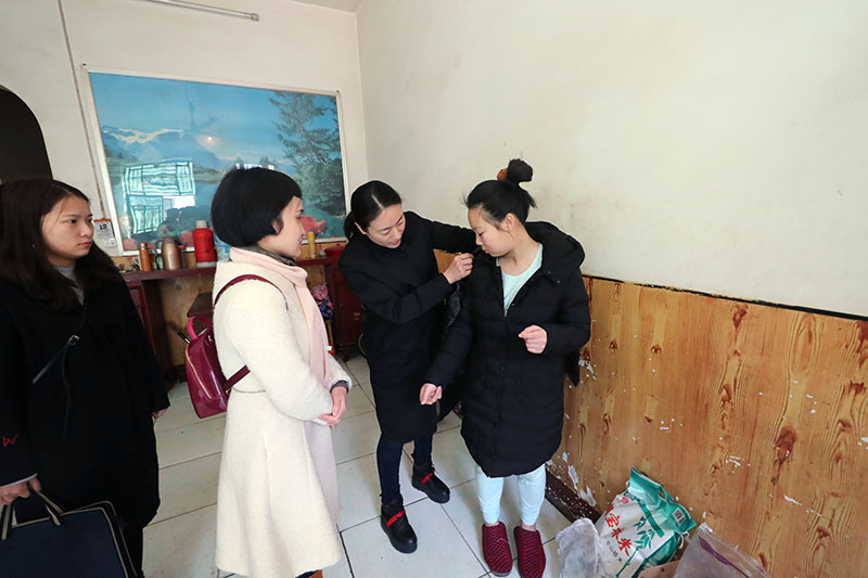 九游体育春节前进社区慰问留守儿童(图3) 九游体育春节前进社区慰问留守儿童(图3)