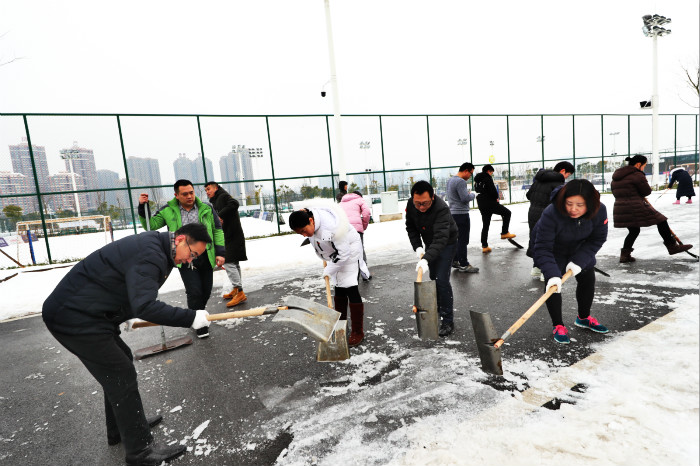 一场雪，九游体育美得不要不要的</br>但最美的风景还是他们(图5)