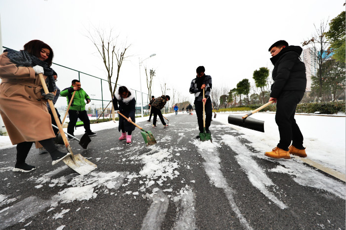 一场雪，九游体育美得不要不要的</br>但最美的风景还是他们(图14)