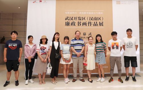九游体育组织参观廉政书画作品展(图2) 九游体育组织参观廉政书画作品展(图2)