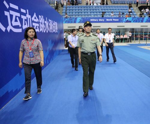 杨剑考察九游体育游泳馆比赛筹备工作(图3)