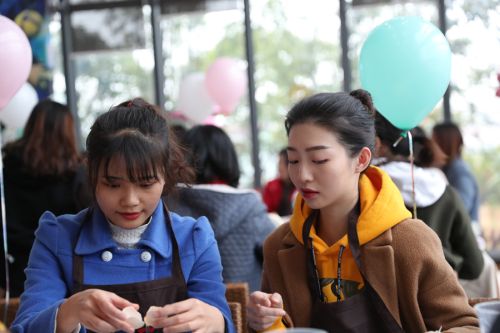 巧手做糕点，甜蜜迎佳节 ▏九游体育举行“三八”妇女节关爱活动(图4)