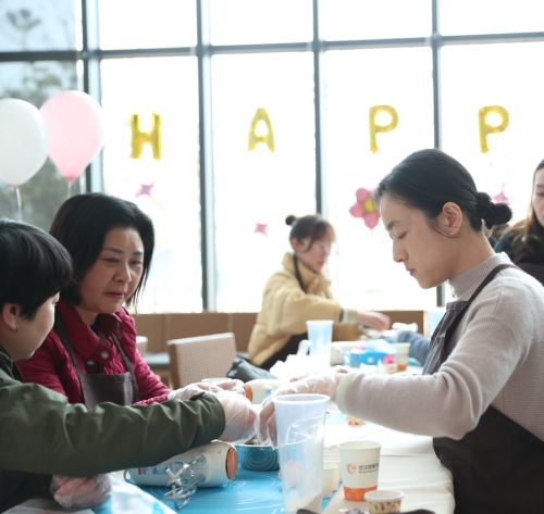巧手做糕点，甜蜜迎佳节 ▏九游体育举行“三八”妇女节关爱活动(图3)
