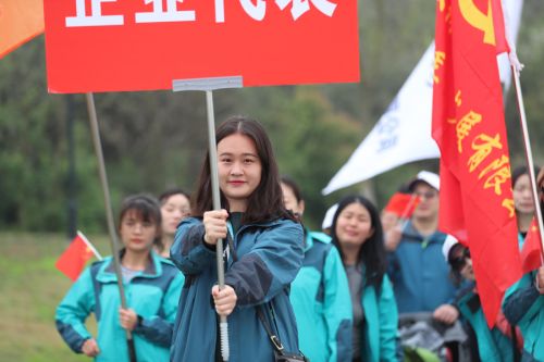 “与军运同行”徒步活动上演“快闪”  九游体育作为企业代表队第一方阵登场(图13)