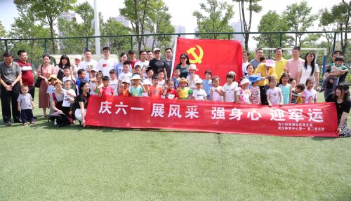九游体育开展“双进双服务”活动 为结对社区小朋友开展足球培训(图2) 九游体育开展“双进双服务”活动 为结对社区小朋友开展足球培训(图2)