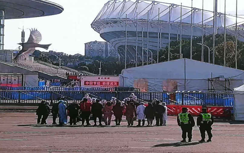 九游体育方舱医院首批8名患者出院