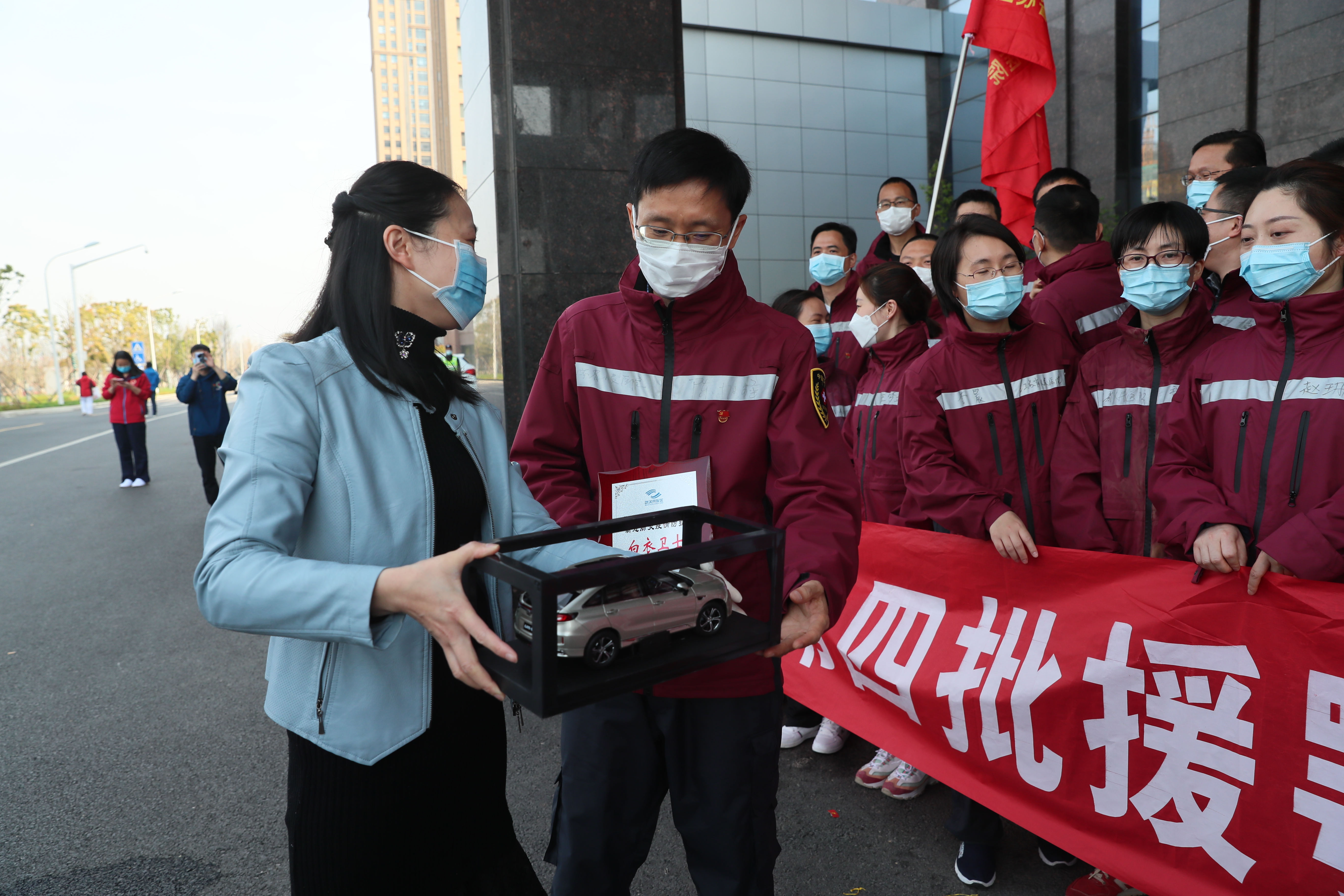 九游体育方舱医院管理小组慰问江苏援鄂医疗队(图5)