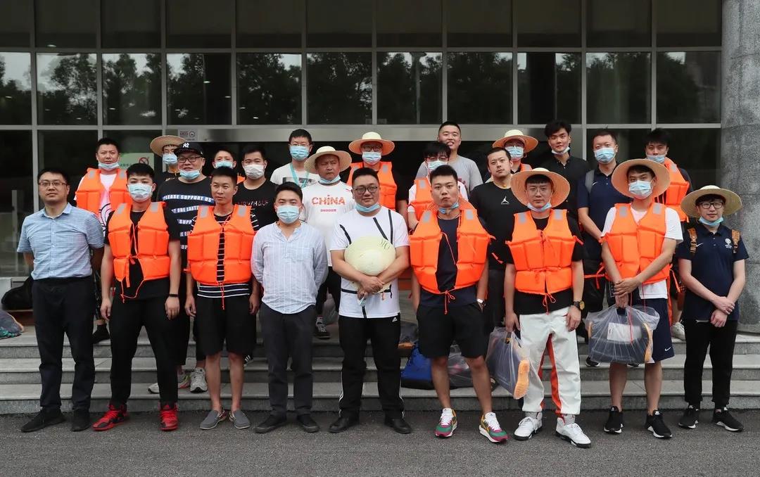 公司召开防汛抗洪工作动员会 会后吴志锋带队巡查堤防