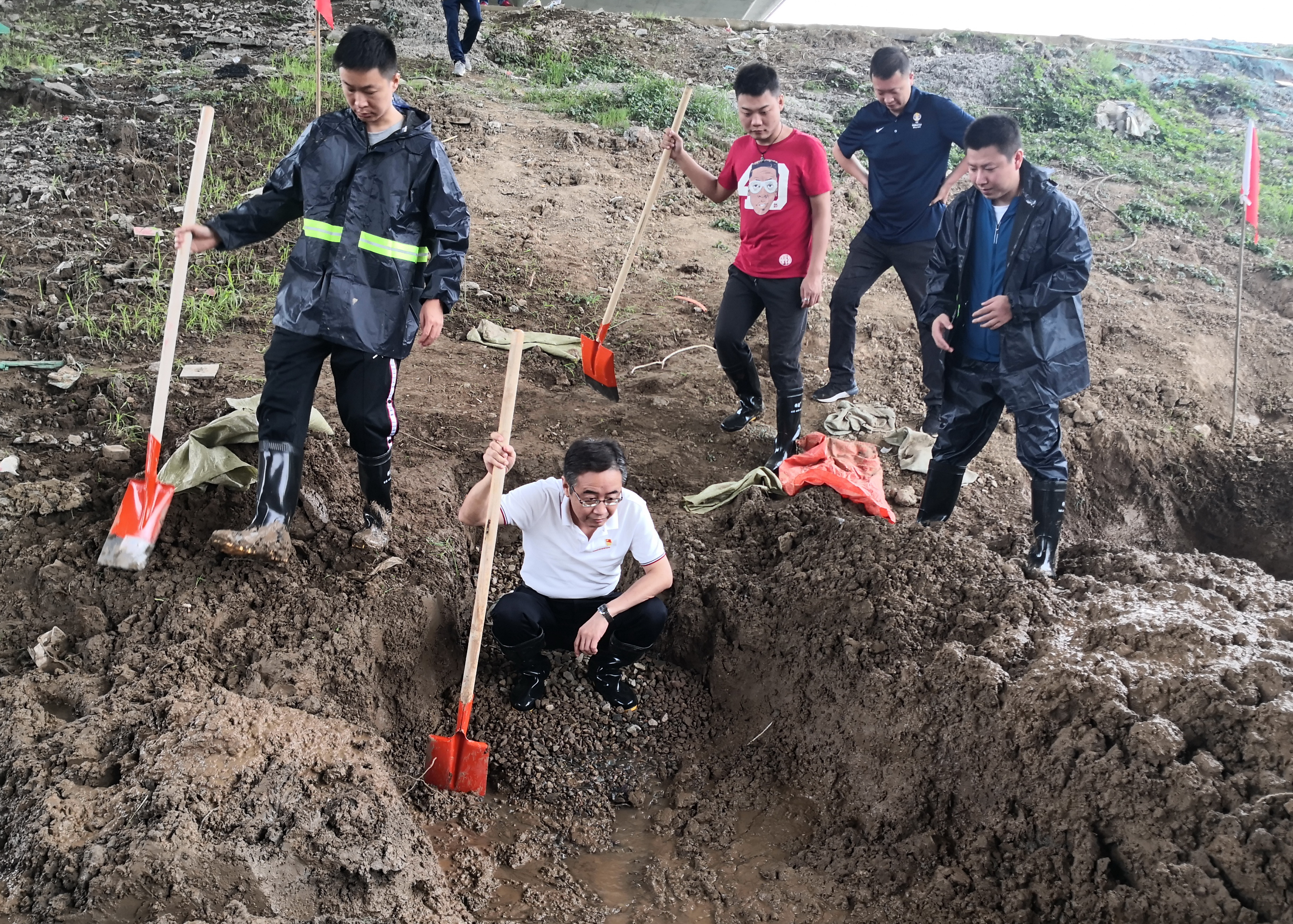 王旗华慰问防汛抗洪突击队(图2)